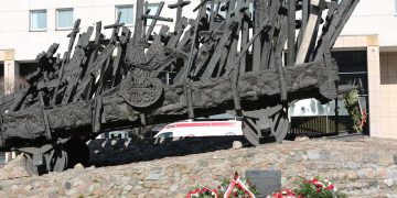 Uroczystości przed pomnikiem Pomordowanym i Poległym na Wschodzie „Wagon”