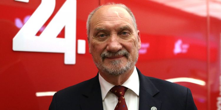 Macierewicz o Sholzu: To pokazuje jego słabość