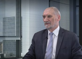 Macierewicz: Materiał TVN-u nie podważa raportu