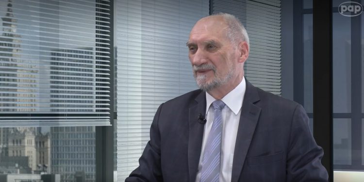 Macierewicz: Materiał TVN-u nie podważa raportu