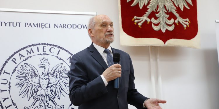 Antoni Macierewicz: Parlament Europejski przywrócił sprawę Smoleńska do debaty międzynarodowej