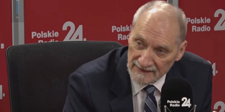 Macierewicz: Polska jest okradana z pieniędzy z KPO