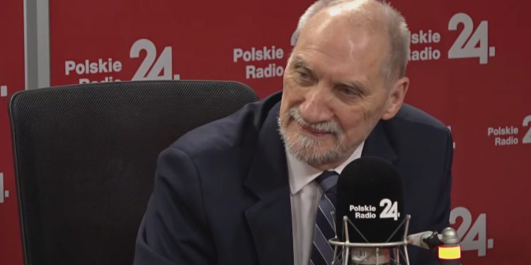 Macierewicz: Polska jest okradana z pieniędzy z KPO