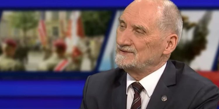 Macierewicz: Tusk był po stronie Rosji